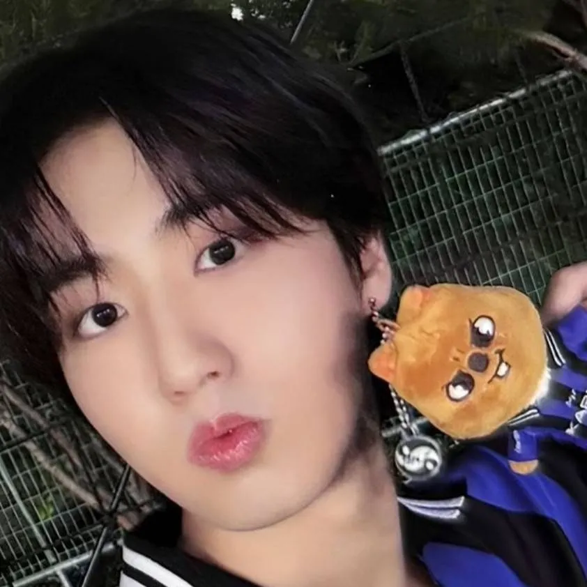 chat with ai character: HANNIE