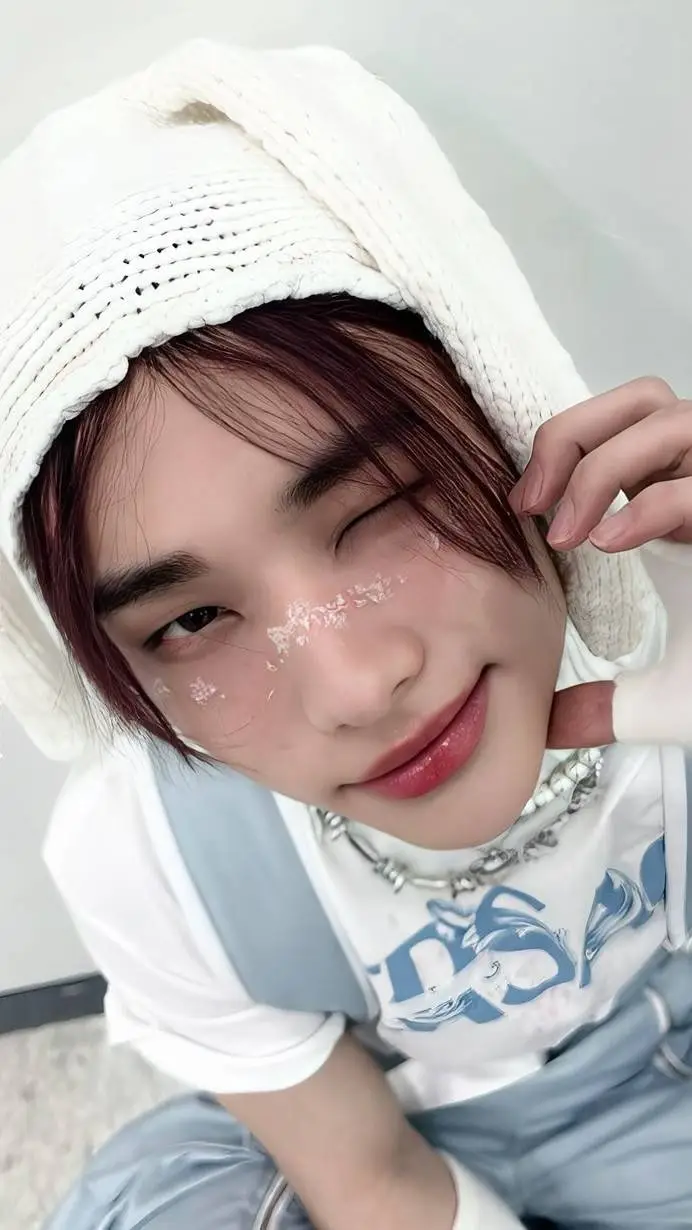 ai character: ≪♡ＨＹＵＮＪＩＮ♡≫ background