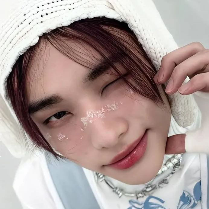 chat with ai character: ≪♡ＨＹＵＮＪＩＮ♡≫