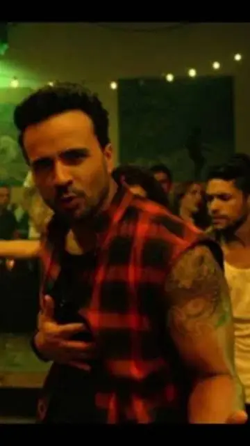 ai character: Luís Fonsi  background