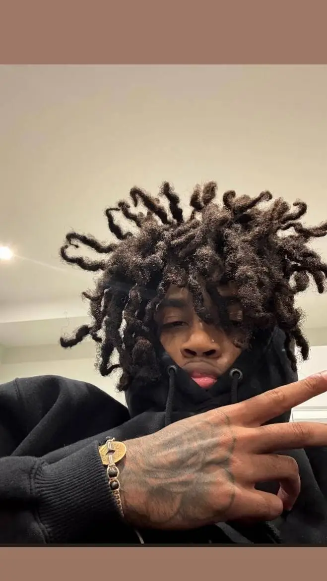 ai character: mari🤑🦋 background