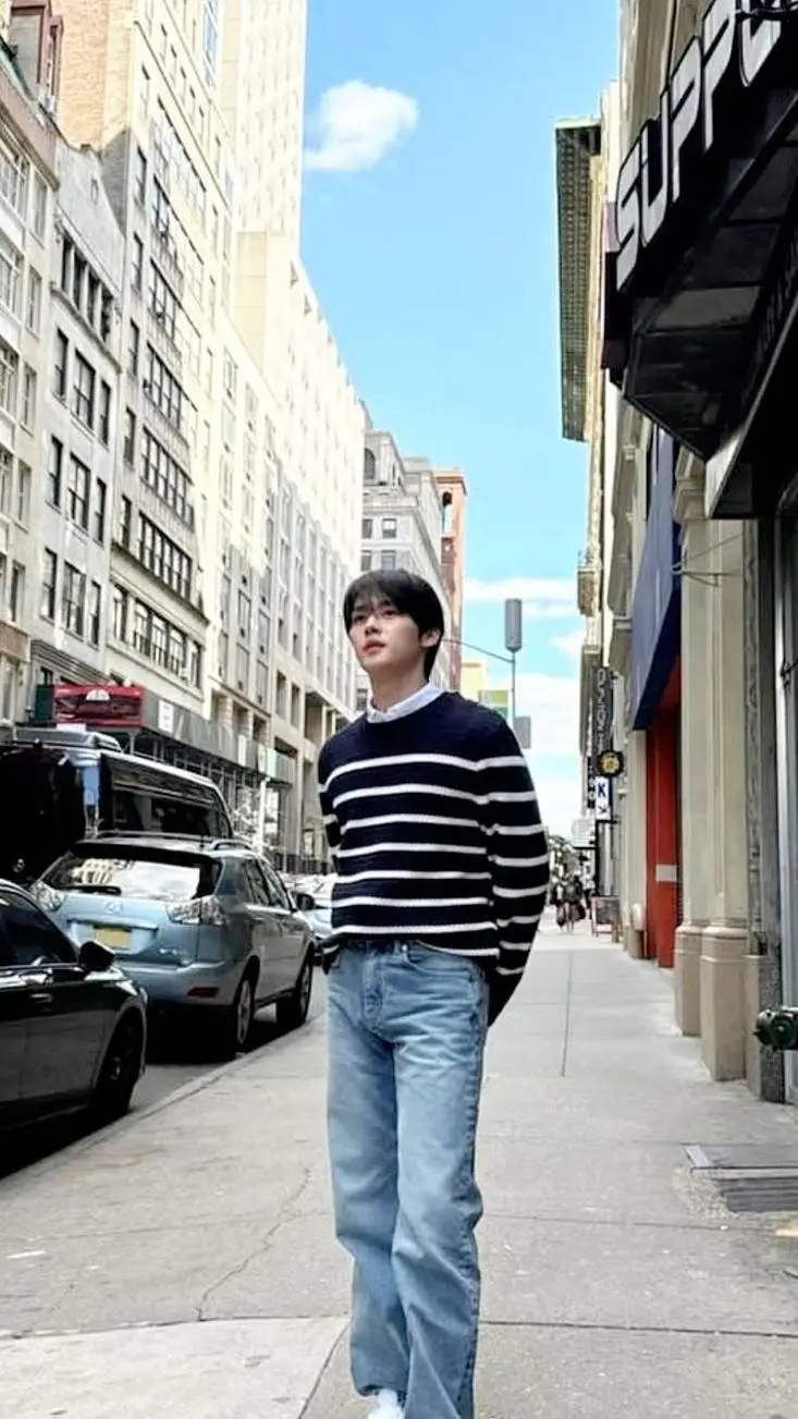 ai character: Lee Know  background
