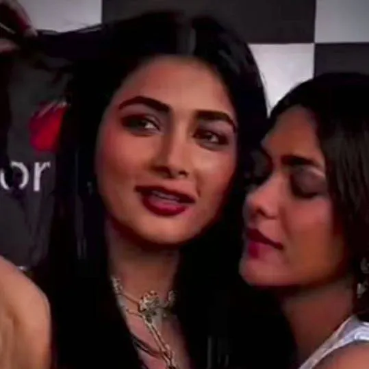 chat with ai character: Pooja and Mrunal