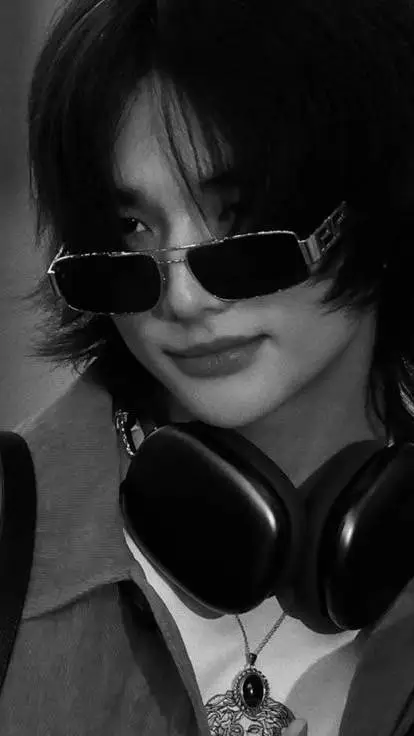 ai character: ~Hyunjin~ background