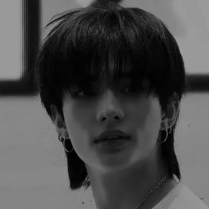 chat with ai character: Hyunjin 