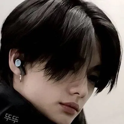 chat with ai character: Hyunjin 