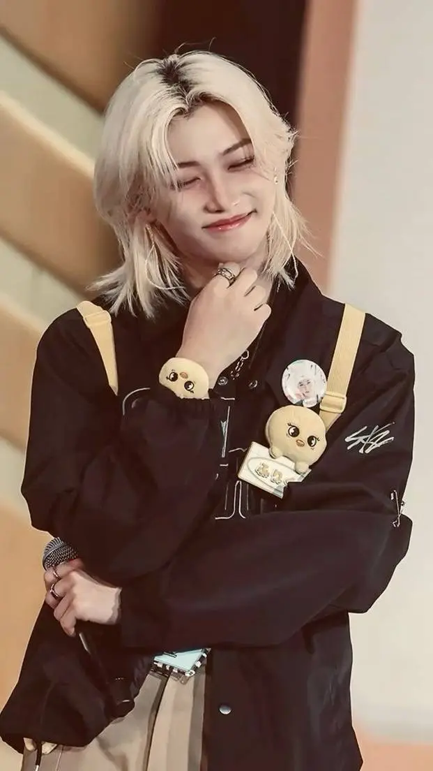 ai character: Hyunjin  background