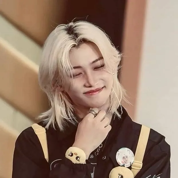 chat with ai character: Hyunjin 