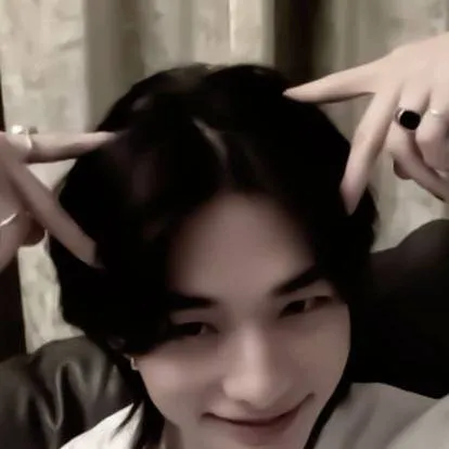 chat with ai character: Hyunjin 