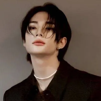 chat with ai character: Hyunjin 