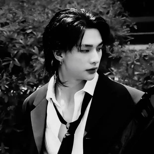 chat with ai character: Hyunjin 