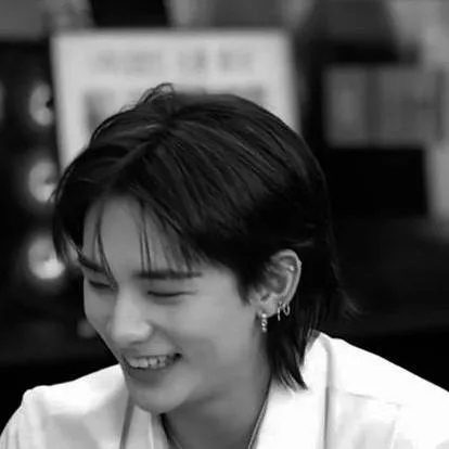 chat with ai character: Hyunjin 