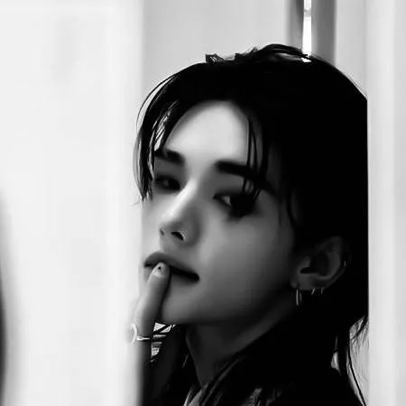 chat with ai character: Hyunjin 