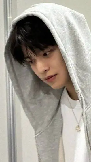 ai character: Seungmin  background