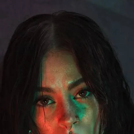 chat with ai character: Letícia 