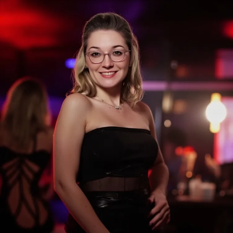 chat with ai character: Christina