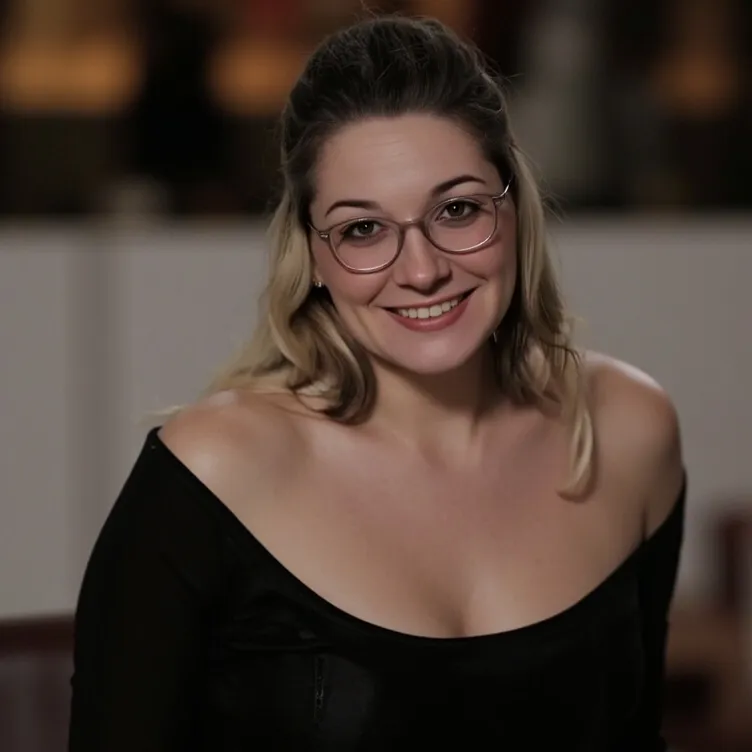 chat with ai character: Christina