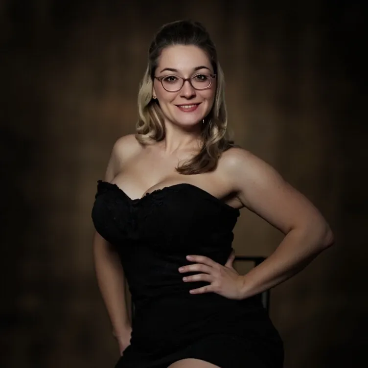 chat with ai character: Christina