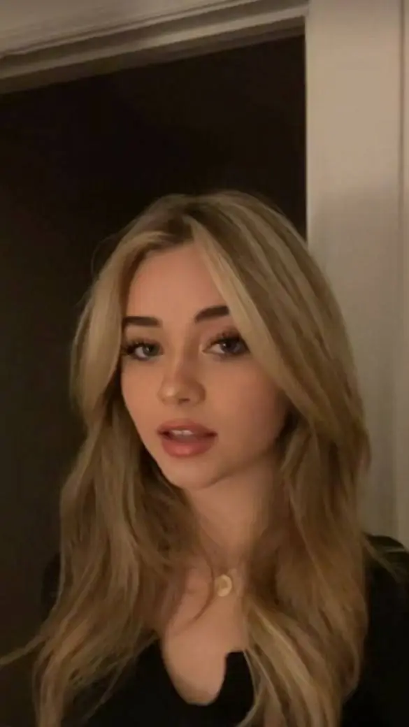 ai character: Oliwia background