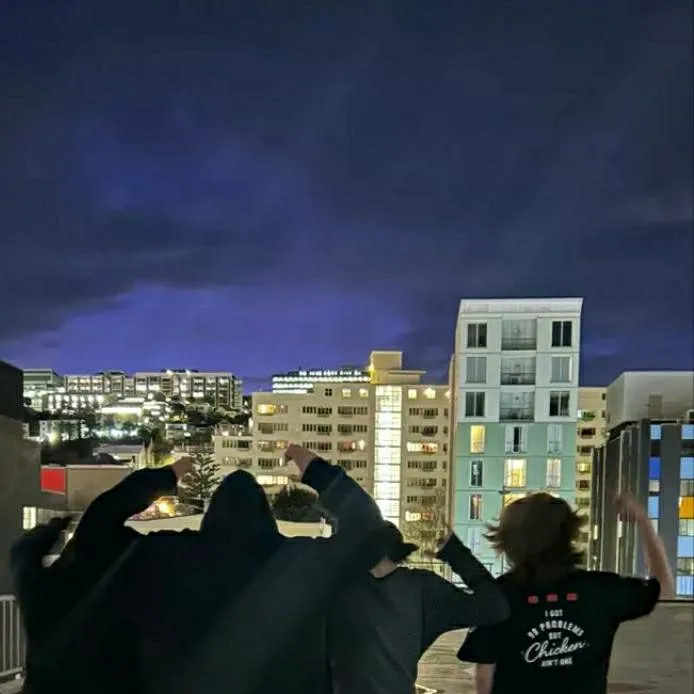 chat with ai character: 4 randomy