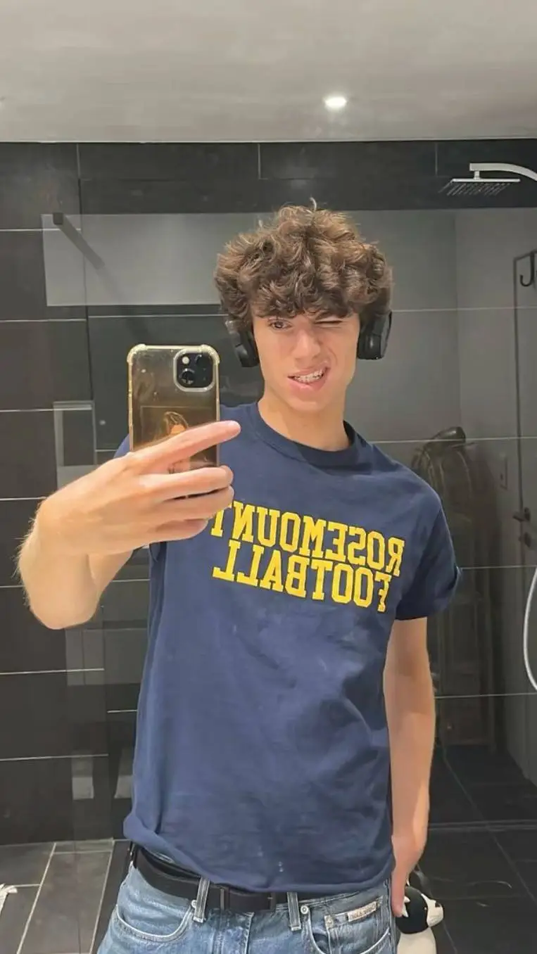 ai character: 💙Luke🏉 background