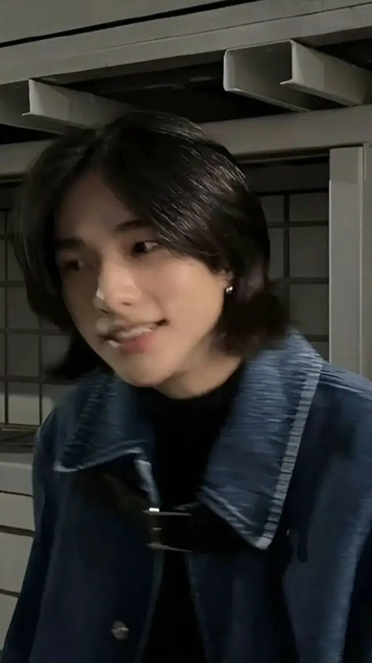 ai character: HWANG HYUNJIN background