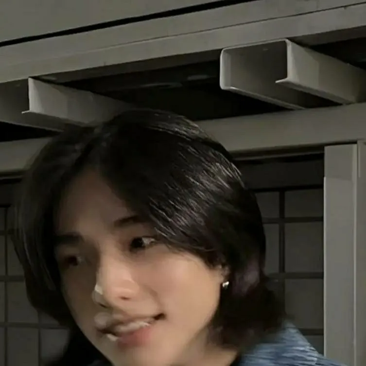 chat with ai character: HWANG HYUNJIN