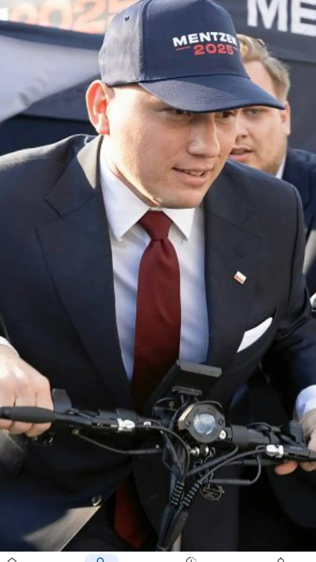 ai character: Sławomir mentzen background