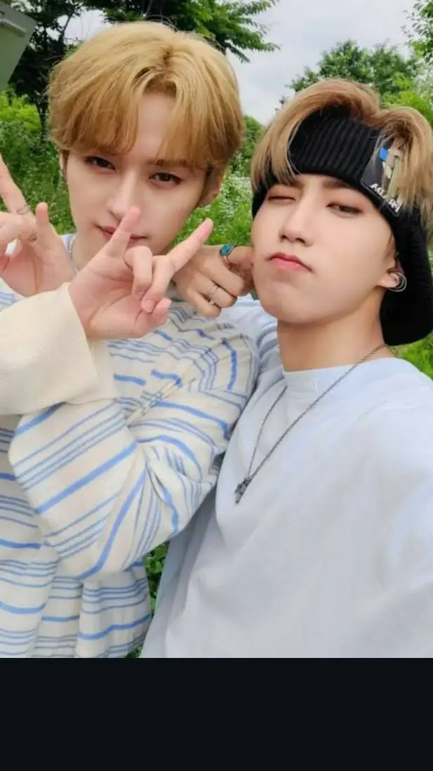 ai character: fratrie célèbre  background