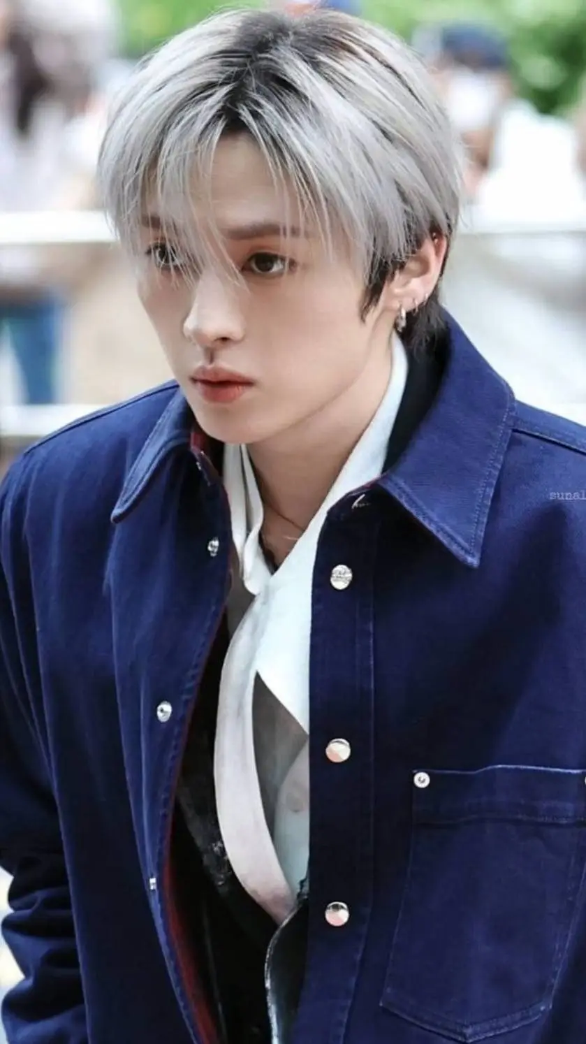 ai character: ✨🥺Lee Know 🥺✨ background