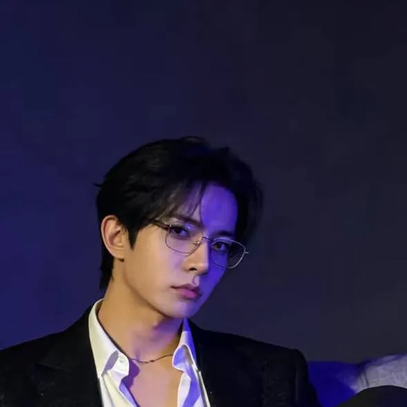 chat with ai character: LEE HEESEUNG 