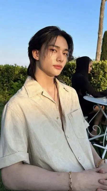 ai character: HYUNJIN background