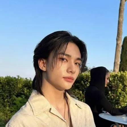 chat with ai character: HYUNJIN