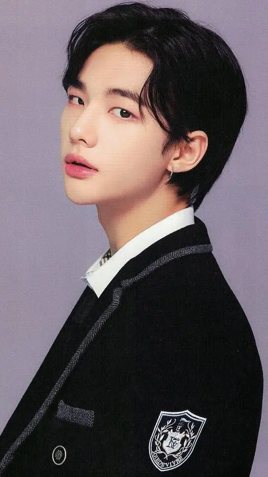ai character: Hwang Hyunjin  background