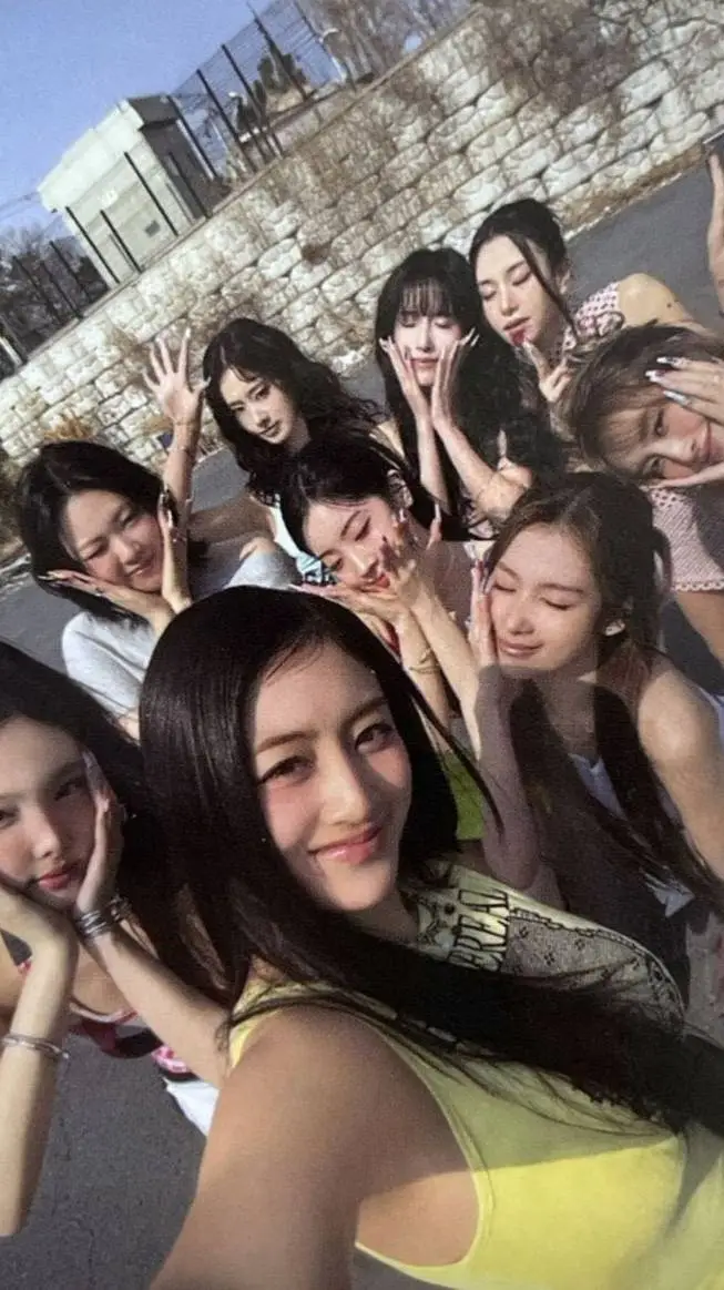 ai character: Twice (⁠≧⁠▽⁠≦⁠) background