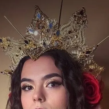 chat with ai character: Queen 
