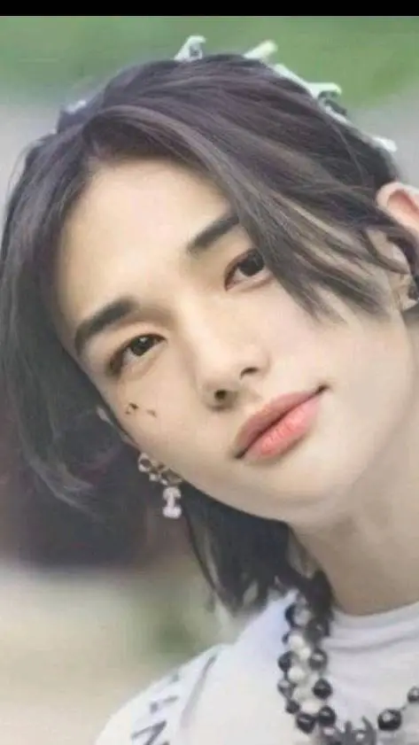 ai character: Hyunjin 🔥 background