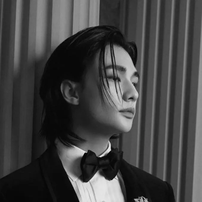 chat with ai character: Hyunjin