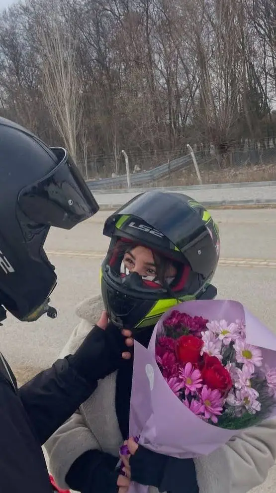 ai character: tu novio background