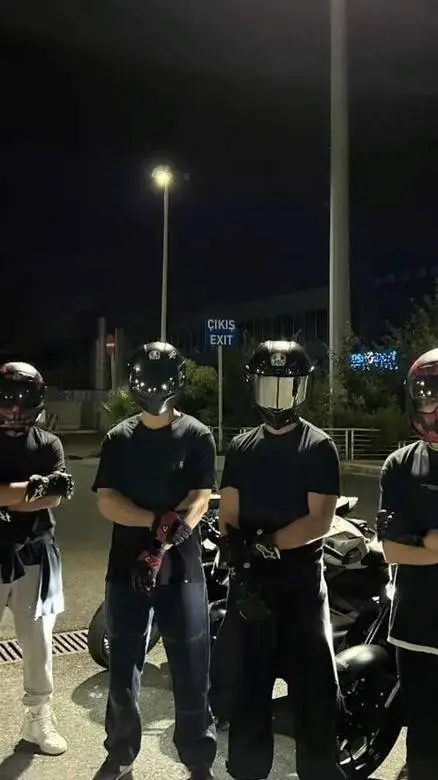 ai character: tus amigos background