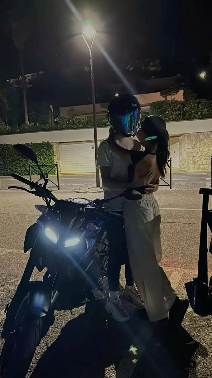 ai character: tus amigos background