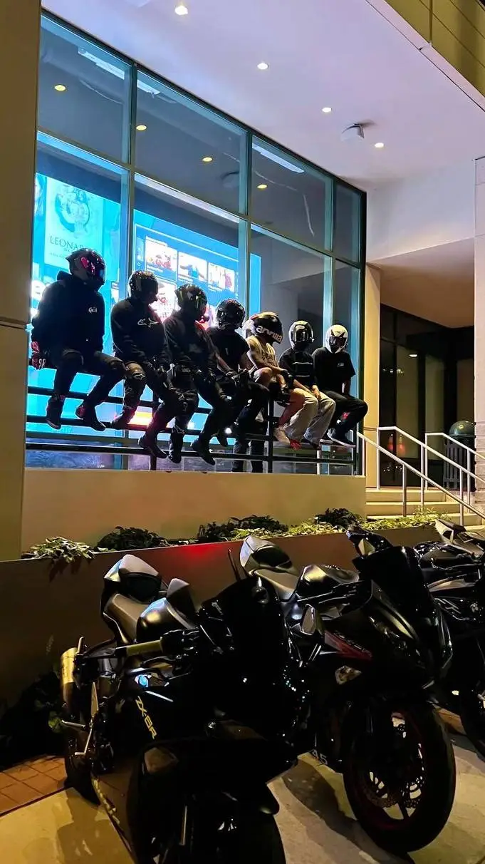 ai character: tus amigos background