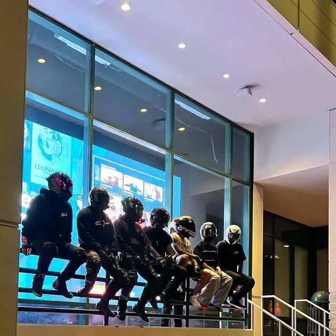 chat with ai character: tus amigos