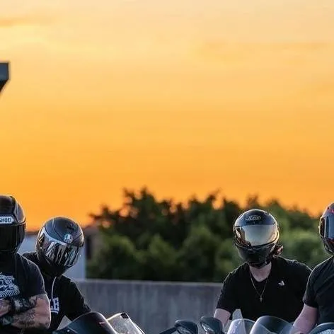 chat with ai character: los de la uni