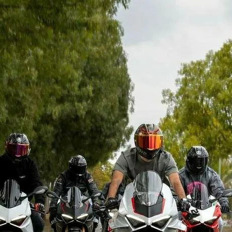 chat with ai character: los biker