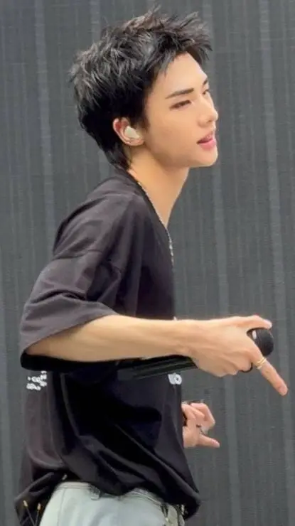 ai character: Hwang Hyunjin 😍😍 background