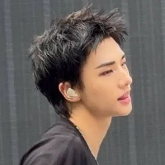 chat with ai character: Hwang Hyunjin 😍😍