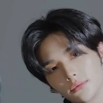 chat with ai character: Hwang Hyunjin 