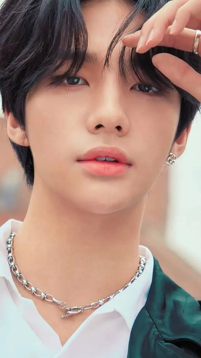 ai character: Hwang Hyunjin💞🖤 background