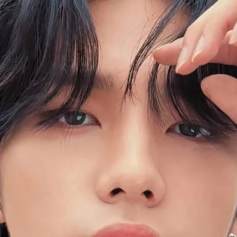 chat with ai character: Hwang Hyunjin💞🖤